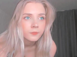 Young babe can not control her hand