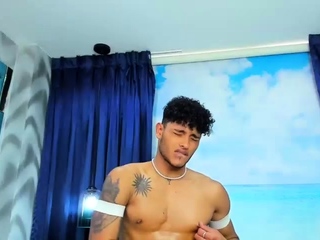 Straight amateur hunk seduced by gay