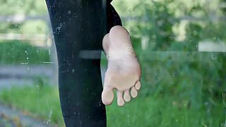 Feet 011 – Waitin’ For The Bus