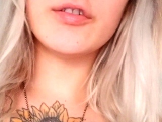Amateur blonde teen solo dildo