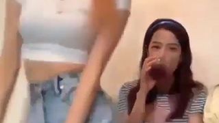 Korean celeb rose twerk in front of jisoo